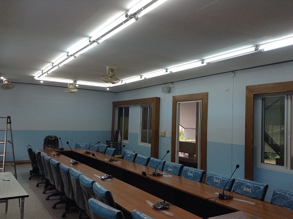 งานวางระบบในห้องประชุมติดตั้งอย่างลงตัว ทั้ง ลำโพง เครื่องขยายเสียงที่พอดีกับพื้นที่ของห้อง และไมโครโพนก้านยาวเพื่อความสะดวกในการวางเอกสารเวลาประชุม ที่ รพสต โค้งดารา